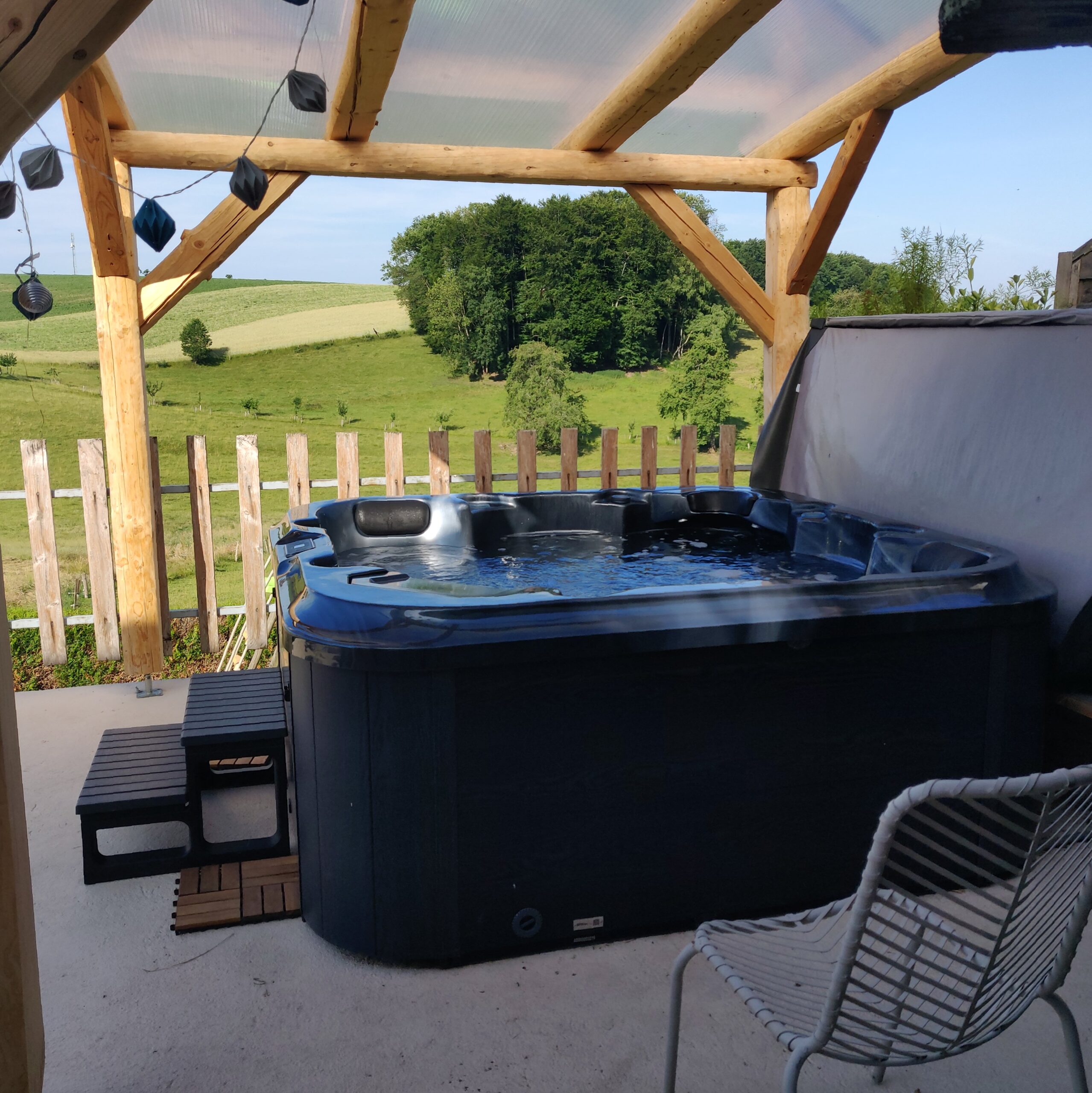 Grande terrasse avec Jacuzzi. Le gîte groupe situé dans Les Vosges avec spa sauna et piscine pour 20 personnes Grande Piscine intérieure chauffée de 5mx10m Le gîte groupe avec spa sauna et piscine pour 20 personnes vous garantie confort, qualité et repos pour un séjour réussi