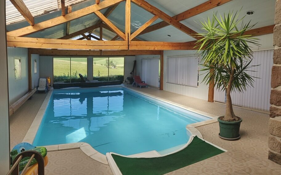 Le gîte groupe situé dans Les Vosges avec spa sauna et piscine de 5mx10m pour 20 personnes Grande Piscine intérieure chauffée de 5mx10m Le gîte groupe avec spa sauna et piscine pour 20 personnes vous garantie confort, qualité et repos pour un séjour réussi